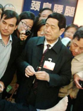 2013-11-30王文远教授在广州为中华中医药学会举办颈肩腰腿痛全国会议的参会代表进行现场演示