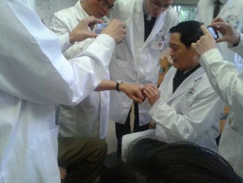 2013年11月29日王文远在广州芳村急诊科主任覃小兰教授安排下为科室医护人员进行义诊和现场示教