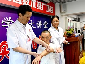 为培养忠诚中医铁杆队伍，王文远教授坚持传承临床示教