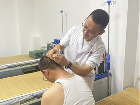 医师节送暖军营：庆阳平衡针团队赴武警支队开展义诊守护官兵健康