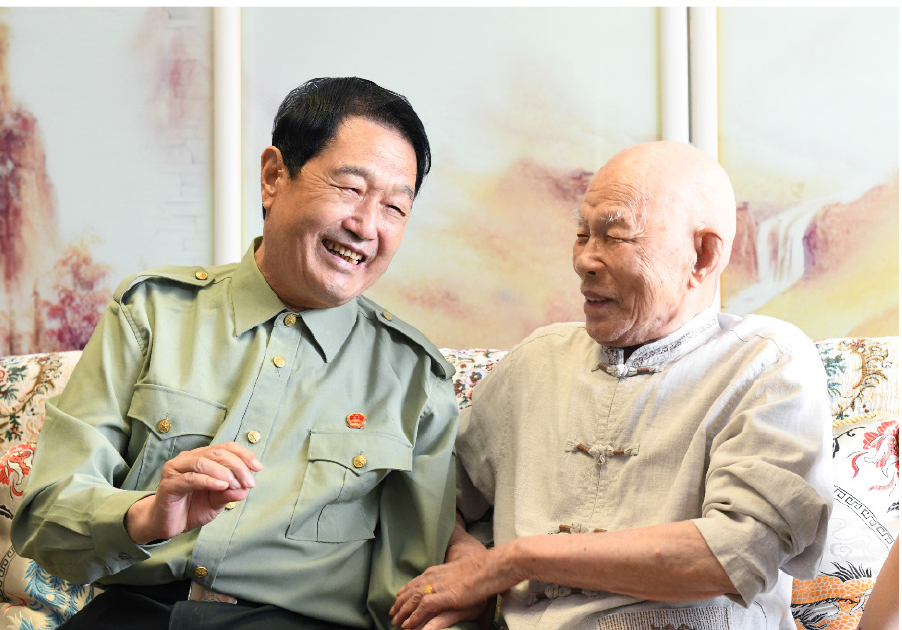 王文远与抗战老兵罗辉亲切交谈.jpg