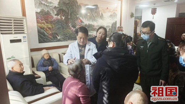 1 王文远教授在北京卫戍区朝阳第七退休干部休养所文化中心为退休老干部和军属义诊.jpg