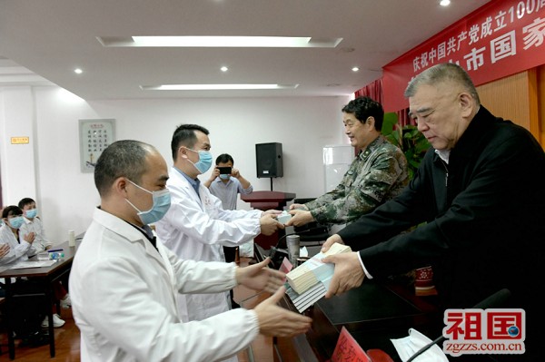 6 2021年5月，在江西井冈山市平衡针培训班开班仪式上，教学组组长徐黎明、平衡针灸创始人王文远教授向基层卫生人员赠送平衡针培训教材。.jpg