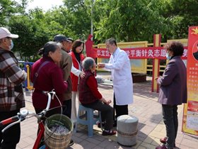 [濮阳网]一根银针赓续红色血脉——雷安忠大夫率平衡针灸团队进社区义诊纪实