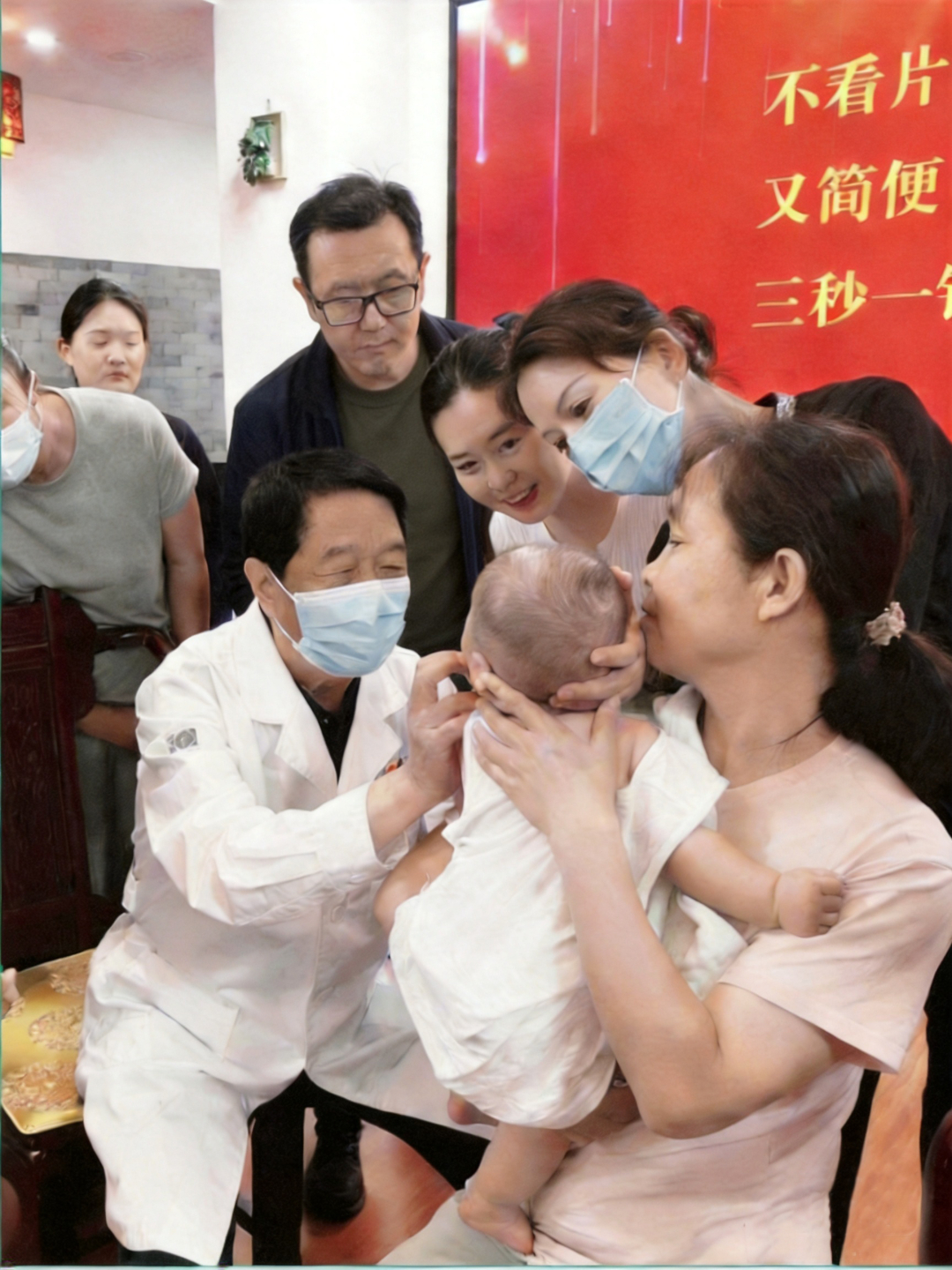3王文远教授用飞针为婴儿作平衡针调理.jpg