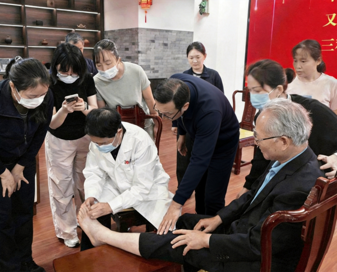 5王文远教授为老干部作平衡针调理保健.jpg