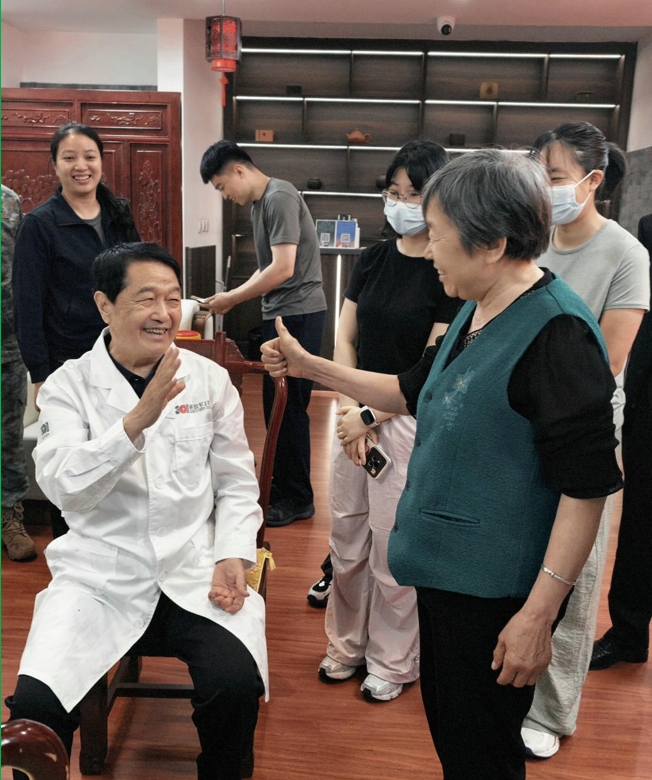 1老干部接受平衡针诊疗后,为王文远教授点赞.jpg