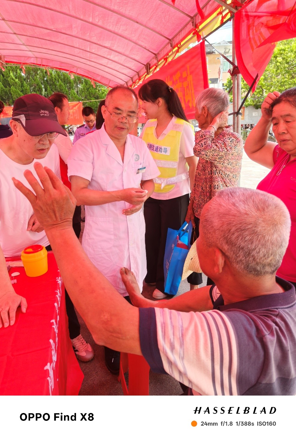【起针后李老伯当场轻松将左臂举过头顶】.jpg