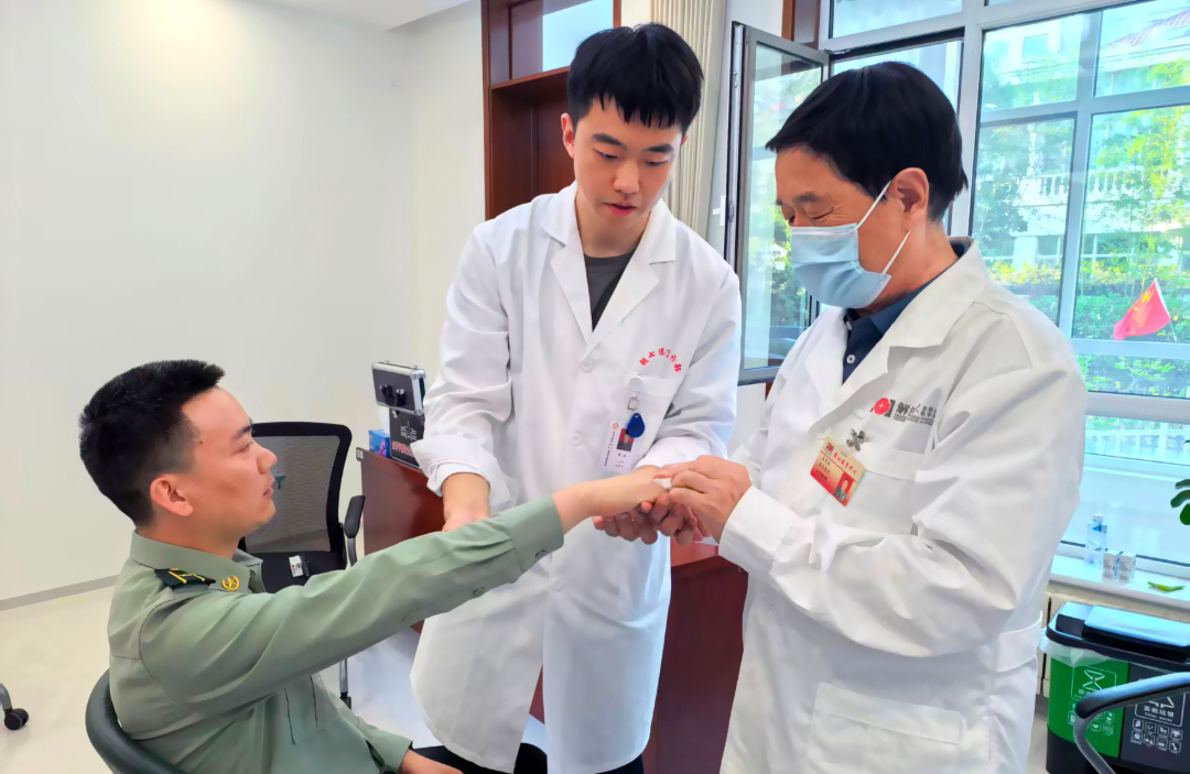 平衡针灸创始人王文远教授应邀奔赴北京朝阳第七干休所服务中心为老干部义诊公益活动。马先博摄影  2026&middot;9&middot;21 (5).jpg