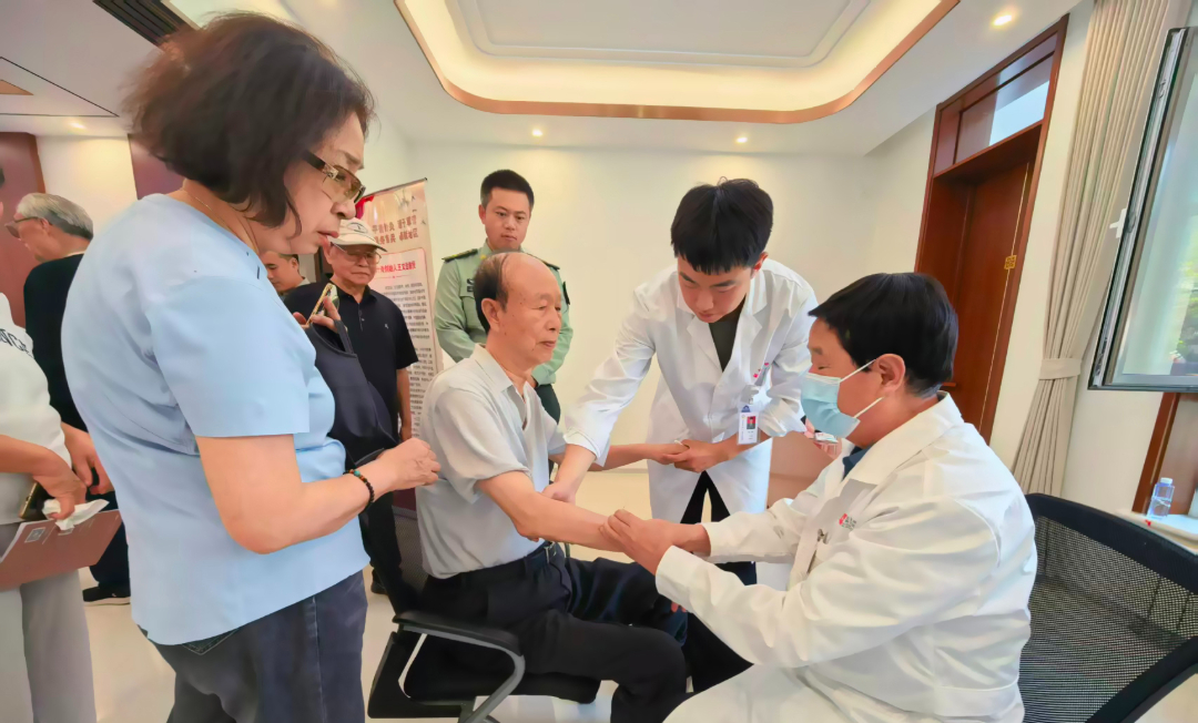 平衡针灸创始人王文远教授应邀奔赴北京朝阳第七干休所服务中心为老干部义诊公益活动。马先博摄影  2026&middot;9&middot;21 (3).jpg
