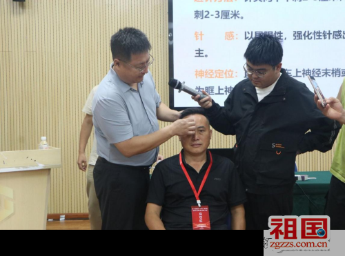 宋欣峰为学员示范进针要领.png